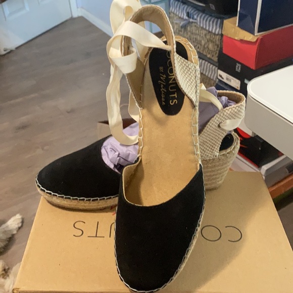 Women’s Espadrilles - Picture 2 of 6